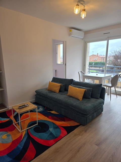 Balcony/Terrace, Living room, Parking, internet, air conditioner