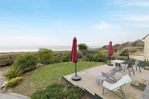 Property building, Balcony/Terrace, Living room