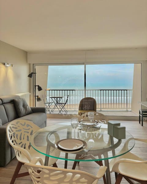 Natural landscape, View (from property/room), Balcony/Terrace, Living room, Seating area, Dining area, Sea view