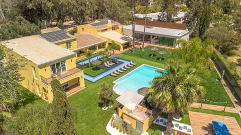 Property building, Day, Bird's eye view, Garden, Swimming pool