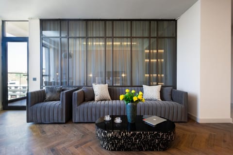 Living room, Seating area