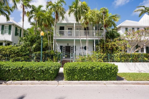 A SUNSET BREEZE House in Key West
