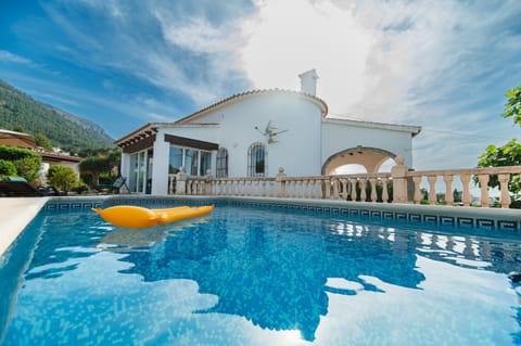 Property building, Garden, Swimming pool
