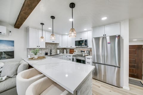 Seasonal Pool and Marina! Condo on Lake Pend Oreille Apartment in Sandpoint