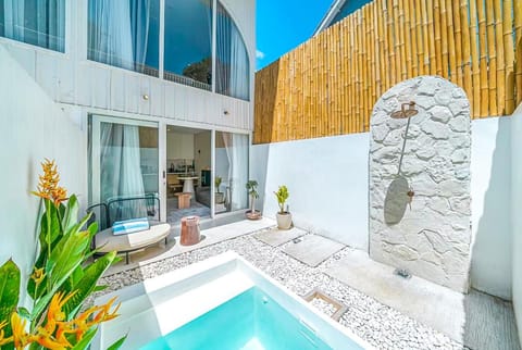 Property building, Patio, Day, Pool view, Swimming pool, sunbed