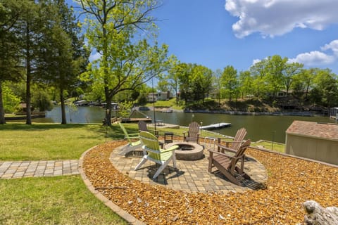 5BR Lakefront Home with Hot Tub House in Lake of Egypt