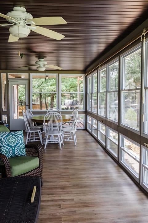 5BR Lakefront Home with Hot Tub House in Lake of Egypt