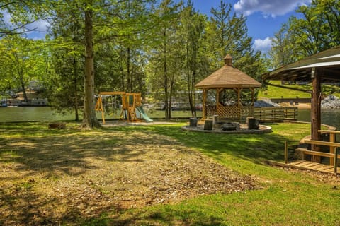 Stylish 4BR Lakefront Cabin w Hot Tub Cabin in Lake of Egypt