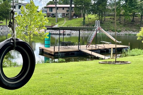 Stylish 4BR Lakefront Cabin w Hot Tub Cabin in Lake of Egypt