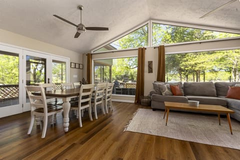 Stylish 4BR Lakefront Cabin w Hot Tub Cabin in Lake of Egypt