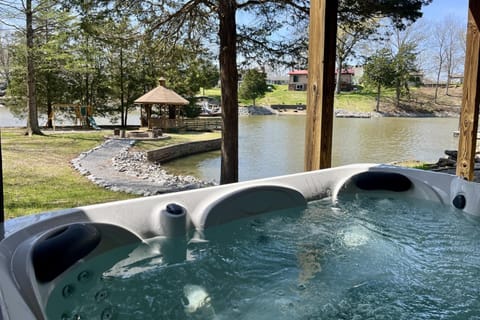 Stylish 4BR Lakefront Cabin w Hot Tub Cabin in Lake of Egypt