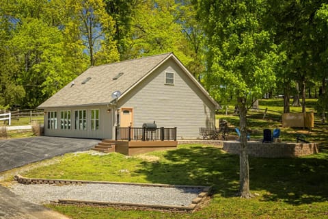 Modern Lakefront Suite with Dock House in Lake of Egypt
