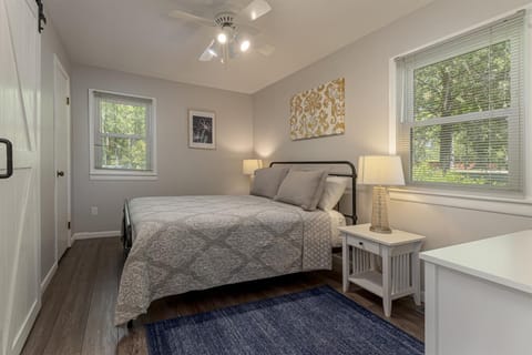 Log Home Hot Tub Retreat, Kayaks House in Lake of Egypt