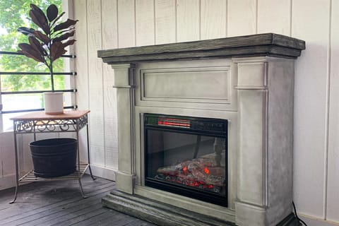 French Country Cottage Dock & Screened Porch House in Lake of Egypt