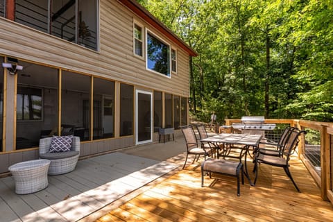 French Country Cottage Dock & Screened Porch House in Lake of Egypt