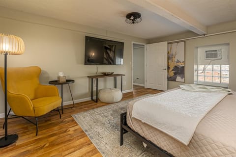 Urban-Chic King Suite Near SIU Carbondale Hotel in Carbondale