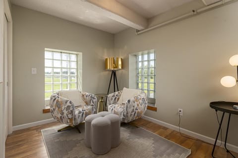 Modern Queen Suite Near SIU Carbondale Hotel in Carbondale