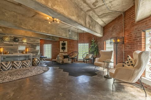 Modern Queen Suite Near SIU Carbondale Hotel in Carbondale