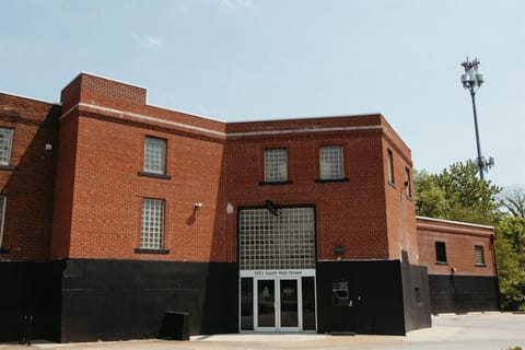 Stylish Queen Suite Near SIU Carbondale Hotel in Carbondale