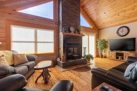 Luxury 4BR Log Cabin Near SIU & Wine Trail Cabin in Makanda Township