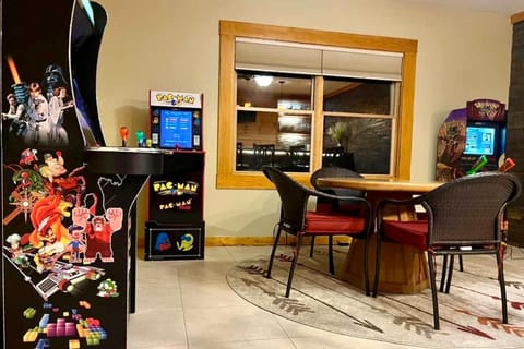 Luxury 4BR Log Cabin Near SIU & Wine Trail Cabin in Makanda Township