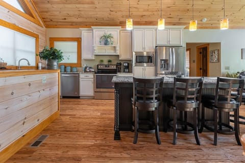 Luxury 4BR Log Cabin Near SIU & Wine Trail Cabin in Makanda Township
