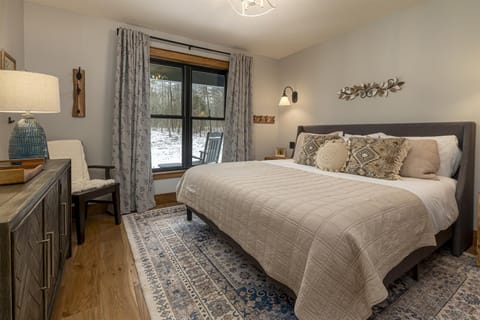 Modern 2BR Cabin w Hot Tub Near Carbondale Cabin in Makanda Township