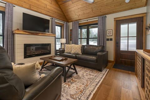 Modern 2BR Cabin w Hot Tub Near Carbondale Cabin in Makanda Township