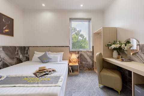 Bed, Photo of the whole room, Seating area