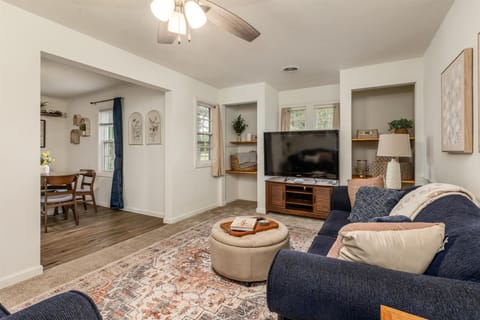 Walkable 2BR Cottage in Downtown Marion House in Marion