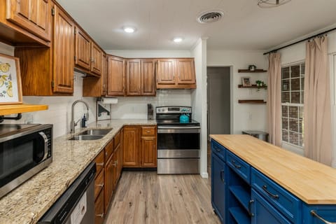 Walkable 2BR Cottage in Downtown Marion House in Marion