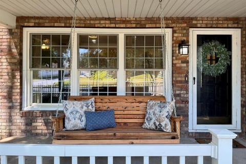 Walkable 2BR Cottage in Downtown Marion House in Marion