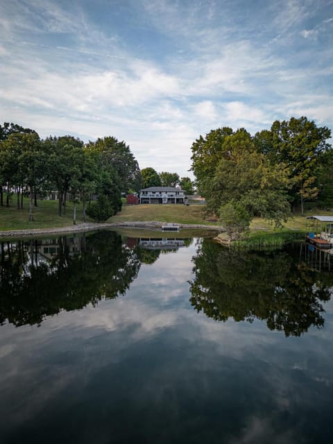 Classic Lakeside Vacation Sleeps 9 House in Lake of Egypt