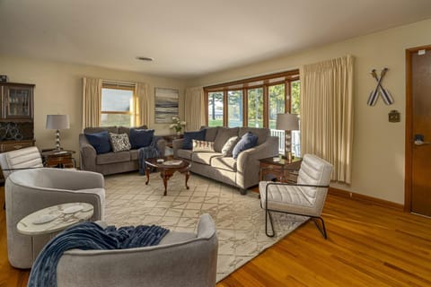 Classic Lakeside Vacation Sleeps 9 House in Lake of Egypt