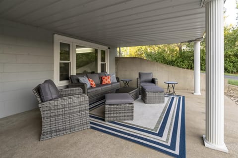 Classic Lakeside Vacation Sleeps 9 House in Lake of Egypt