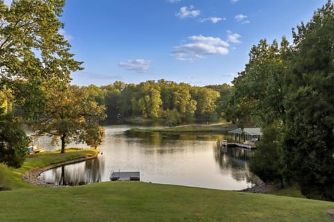 Classic Lakeside Vacation Sleeps 9 House in Lake of Egypt
