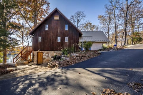 Luxury Lake House w Dock & Game Room House in Lake of Egypt