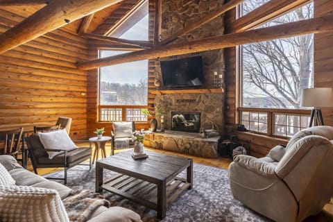 Luxury Log Cabin w Beach & Dock Sleeps 12 Cabin in Lake of Egypt