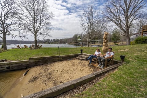 Luxury Log Cabin w Beach & Dock Sleeps 12 Cabin in Lake of Egypt