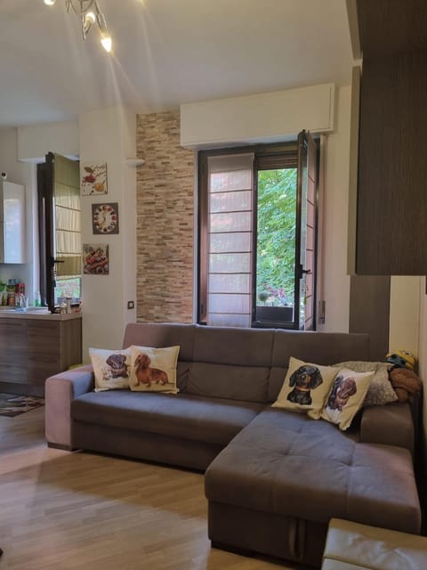 Communal lounge/ TV room, Day, TV and multimedia, Living room, Seating area, Garden view