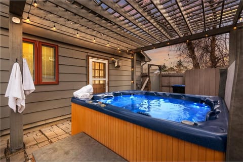 HotTub - Big Yard - Fireplaces - Games - Fire pit House in Westminster