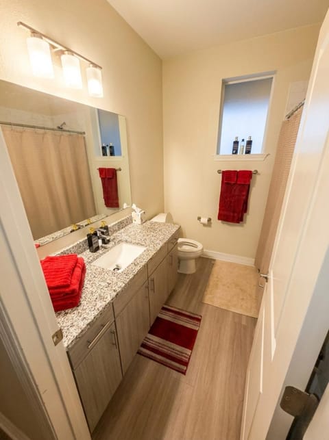 Cedar Park Apt -Pool, Gym, TV, Kitchen, Laundry Apartment in Leander