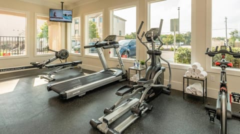 Cedar Park Apt -Pool, Gym, TV, Kitchen, Laundry Apartment in Leander