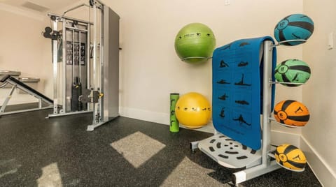 Cedar Park Apt -Pool, Gym, TV, Kitchen, Laundry Apartment in Leander