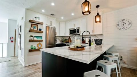 Kitchen or kitchenette, Dining area, oven