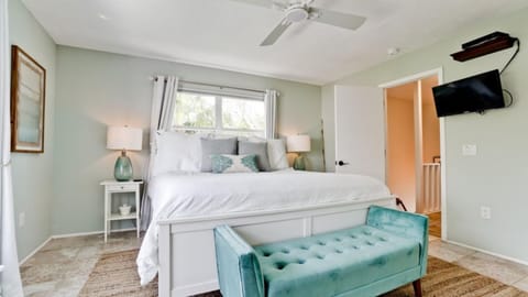 Bed, TV and multimedia, Bedroom