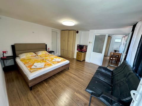 Bed, TV and multimedia, Photo of the whole room, Bedroom, wardrobe