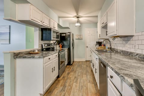 5 Mi to Historic Dtwn Beaufort Family Gem with Yard House in Port Royal