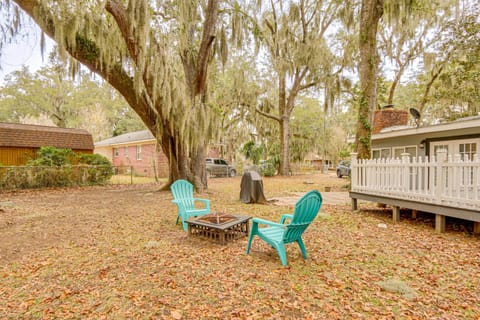 5 Mi to Historic Dtwn Beaufort Family Gem with Yard House in Port Royal