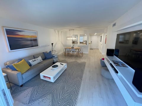 Communal lounge/ TV room, TV and multimedia, Kitchen or kitchenette, Living room, Seating area, Evening entertainment